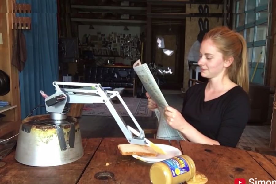 Simone Giertz z jej najnowszym... jakkolwiek się to nazywa.