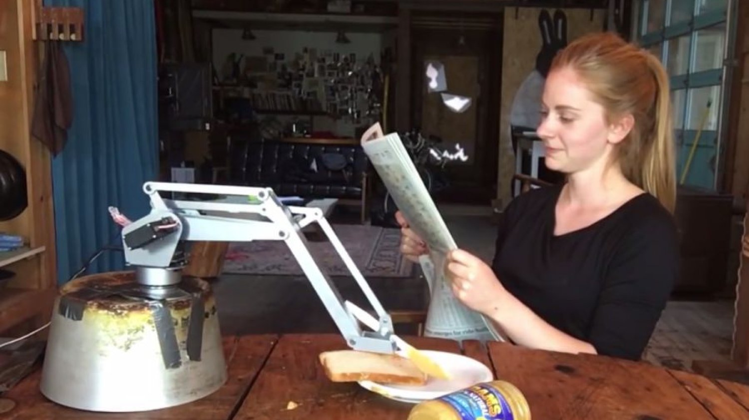 Simone Giertz z jej najnowszym... jakkolwiek się to nazywa.