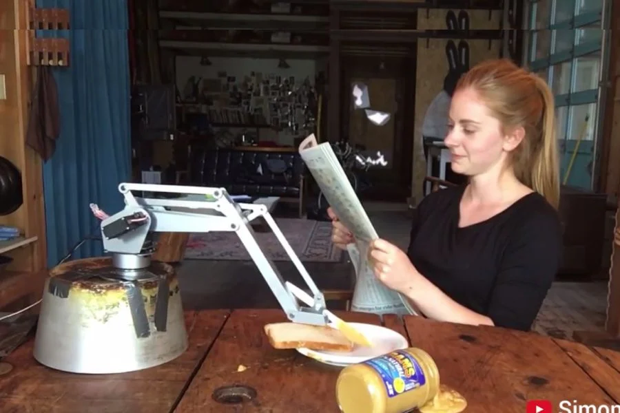 Simone Giertz z jej najnowszym... jakkolwiek się to nazywa.