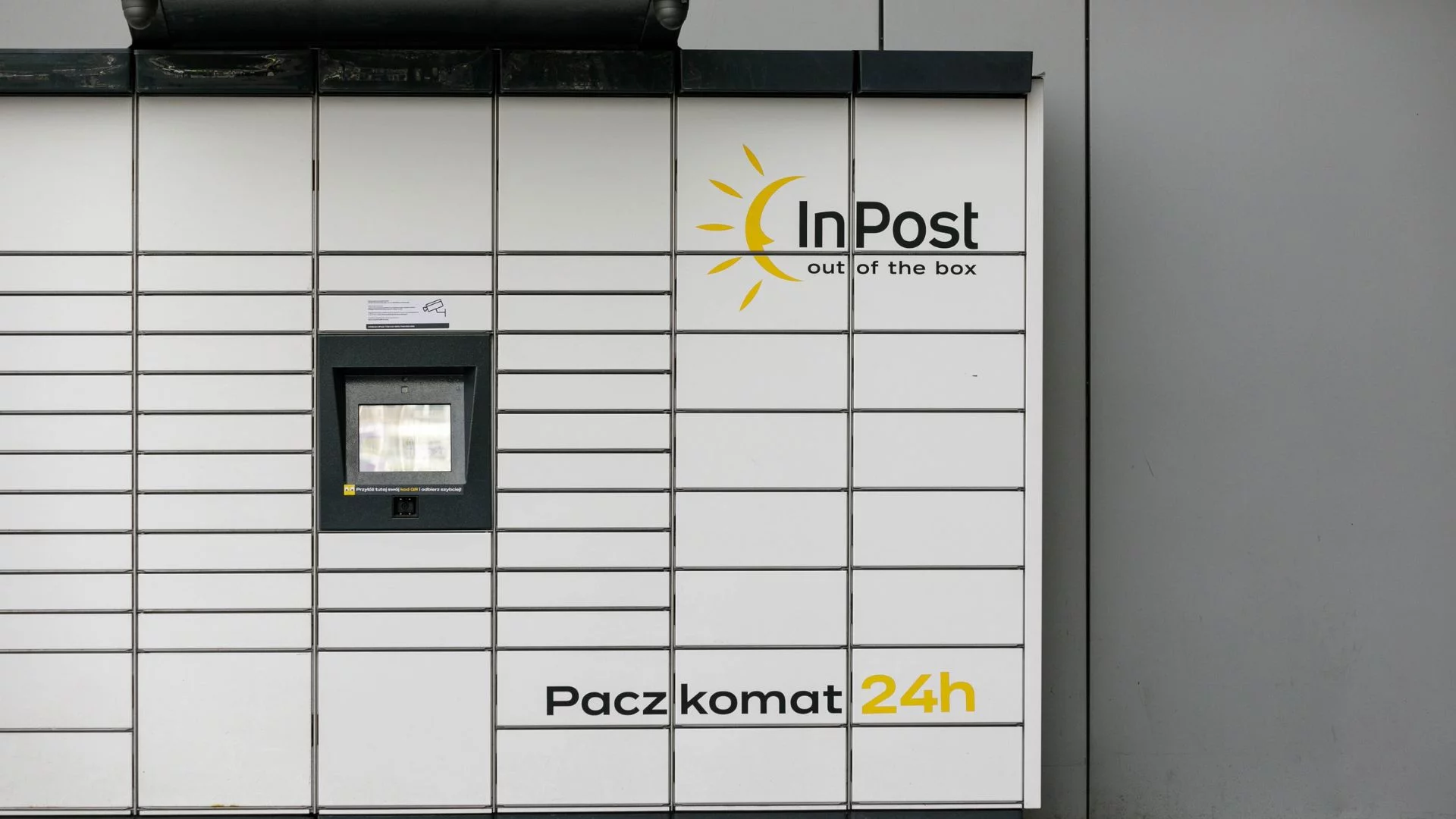 InPost może zostać przejęty. Akcje wystrzeliły, eksperci komentują. Paczkomat InPost.