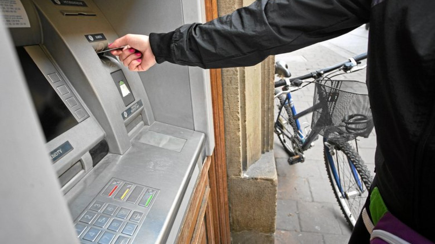 Od 2019 roku pensje będą domyślnie wypłacane przelewami na konto bankowe