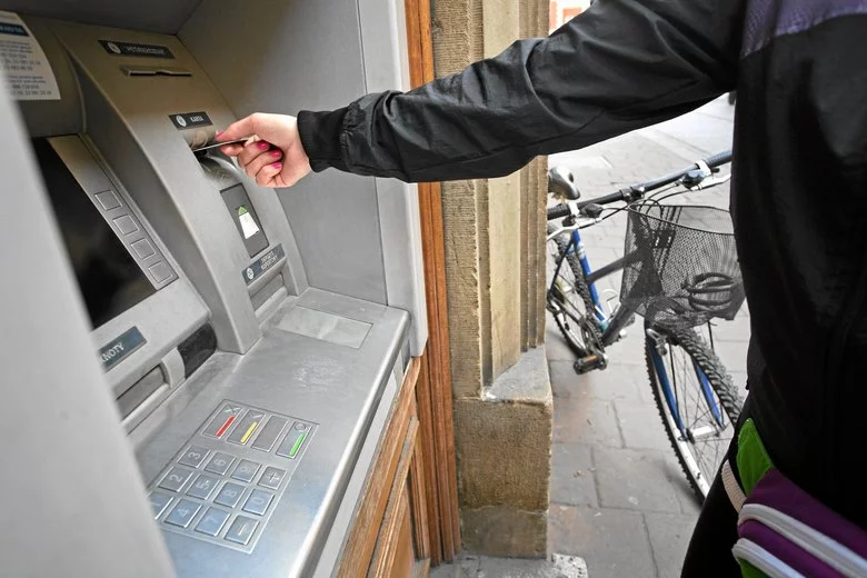 Od 2019 roku pensje będą domyślnie wypłacane przelewami na konto bankowe