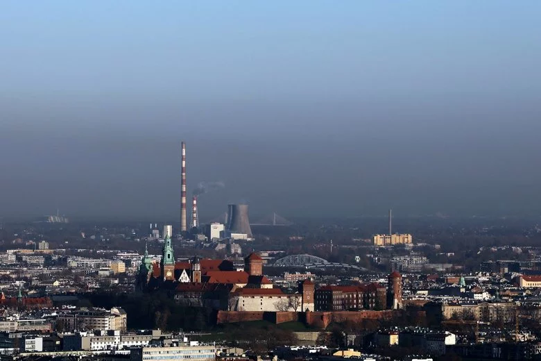 Kraków leży w specyficznej niecce i napływają do niej zanieczyszczenia z gmin ościennych. I to mali sąsiedzi grodu Kraka w bardzo dużej mierze odpowiadają za smog w mieście.