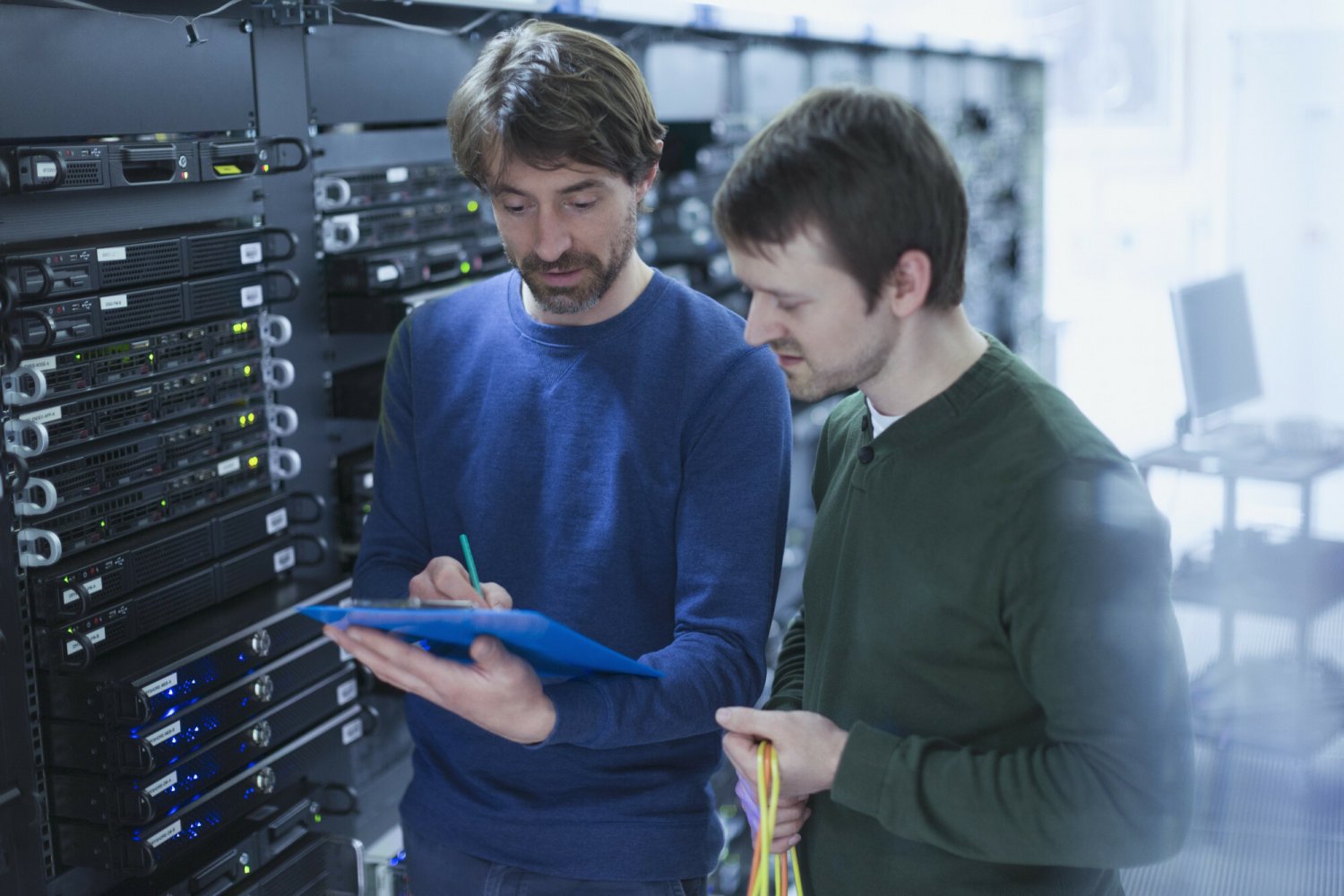 Technicy w serwerowni.