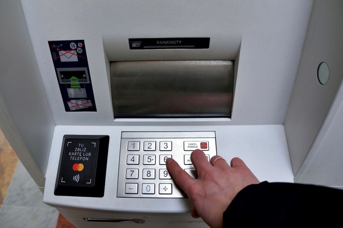 Wypłaty z bankomatów stają się coraz droższe