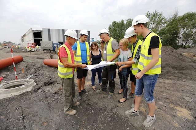 Budownictwo to kolejna branża, w której brakuje rąk do pracy.