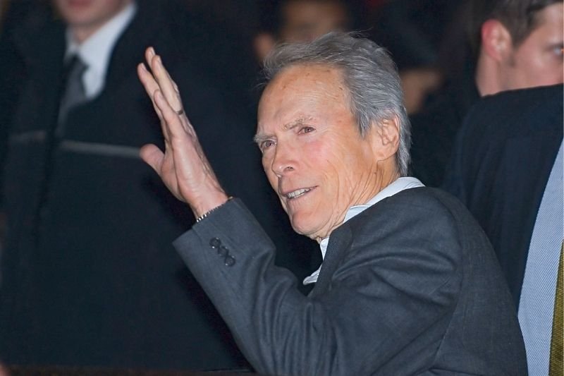 Mieszkanka Piaseczna myślała, że płaci na leczenie Clinta Eastwooda.