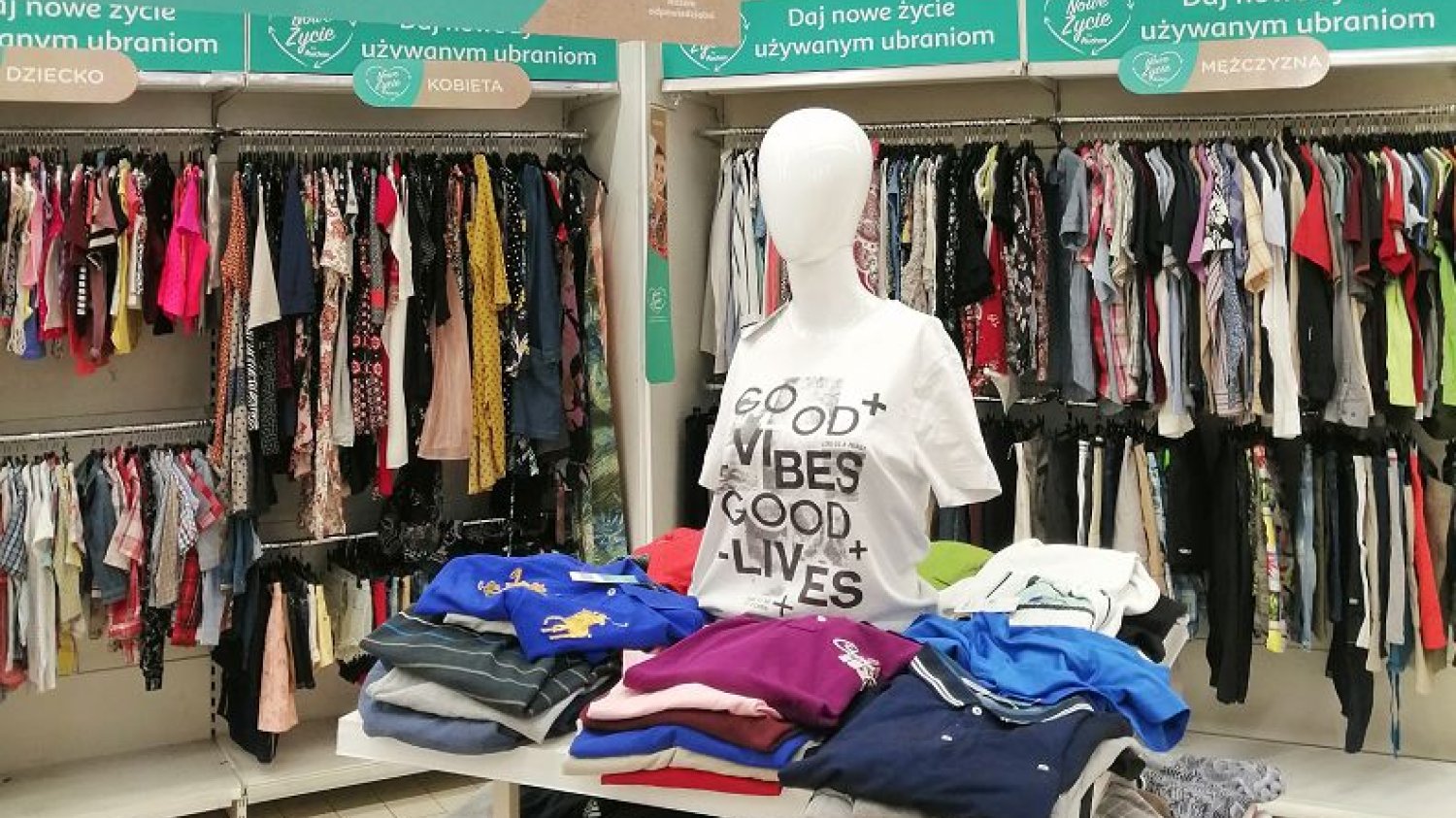 Używane ubrania w ramach projektu Nowe Życie by Auchan można kupić obecnie w pięciu hipermarketach.