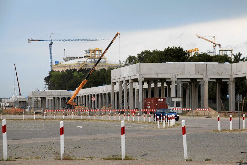 Budowa gazoportu w Świnoujściu opóźniona przez pęknięty zbiornik? To rozgrywki z włoskim inwestorem, czy gra…Rosjan?