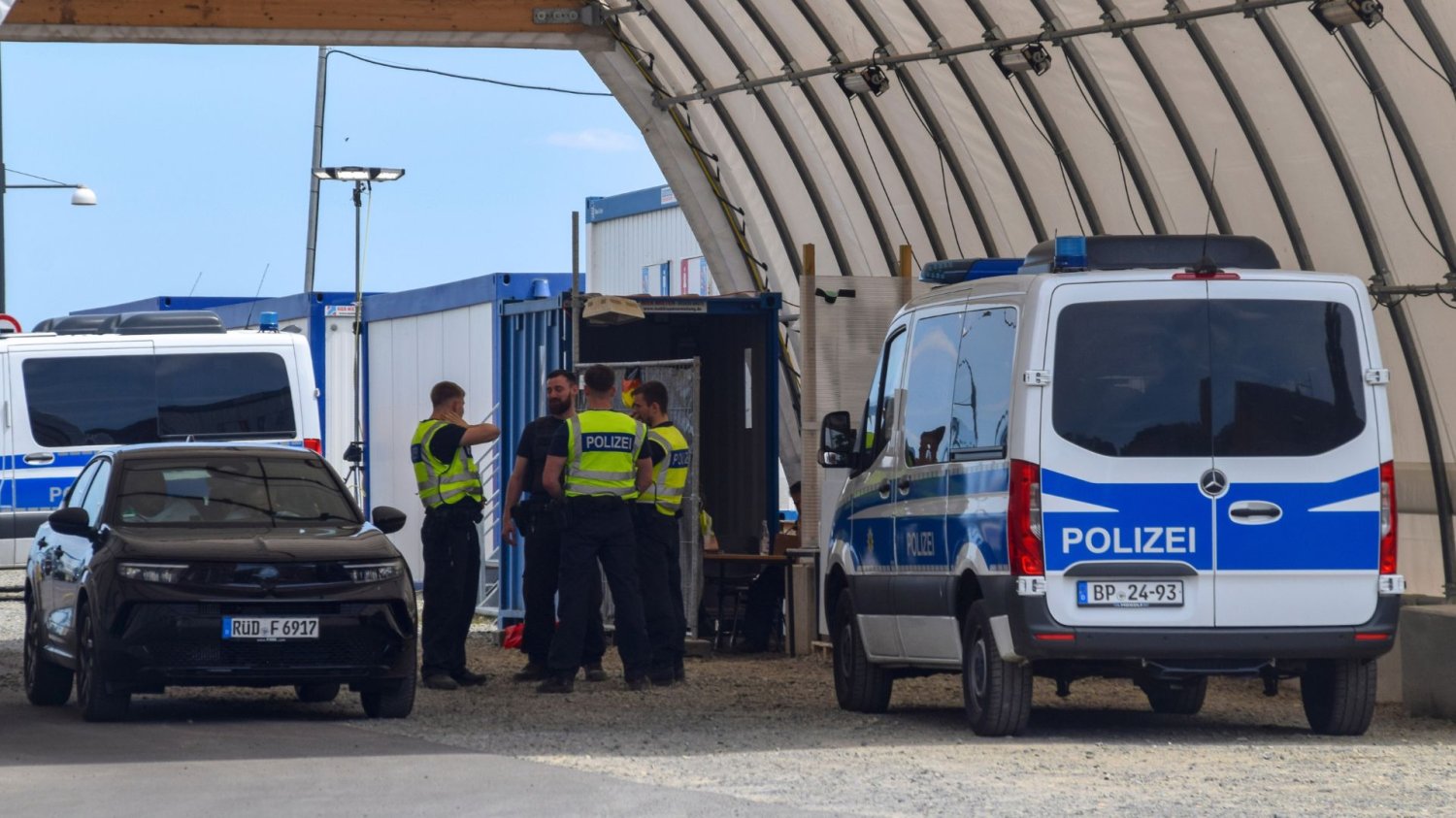 Ukraińcy opuszczą Polskę dla Niemiec? Służby w Berlinie alarmują. Niemiecka policja