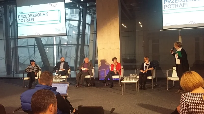 Debata publiczna tuż po prezentacji raportu. Od lewej paneliści: dr hab. Małgorzata Żytko, dr Dominik Batorski, prof. dr hab. Maciej Sysło, Jolanta Okuniewska i Iwona Brzózka-Złotnicka oraz moderatorka Aleksandra Pezda