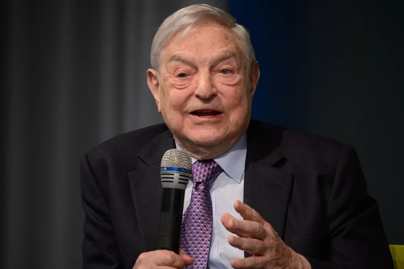 George Soros, pochodzący z Węgier amerykański spekulant walutowy, znany jest z kontrowersyjnych działań na rynkach finansowych. Według jego analizy świat zaczął już wchodzić w drugi w tym wieku kryzys finansowy