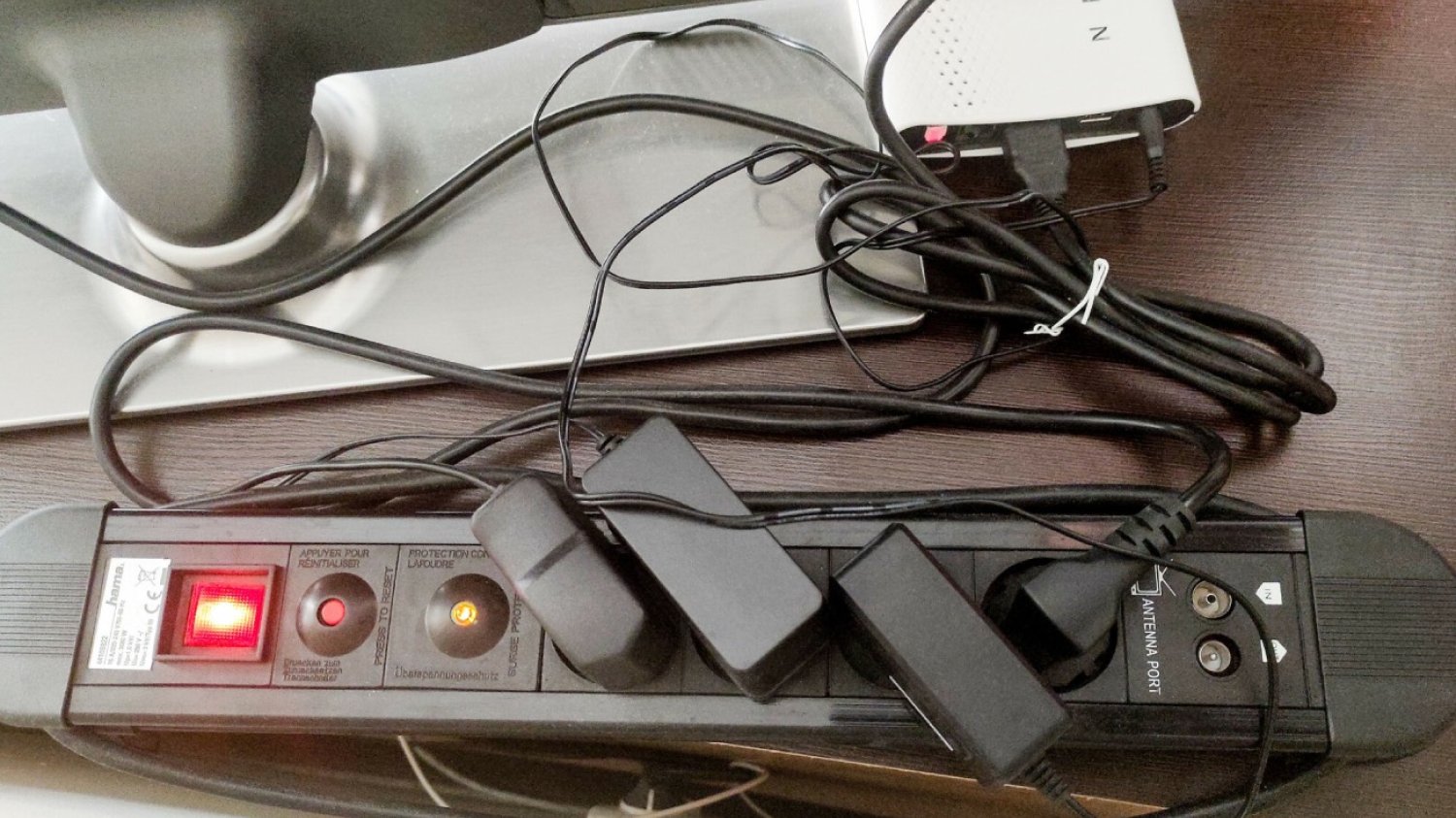 Ładowarki w listwie elektrycznej.