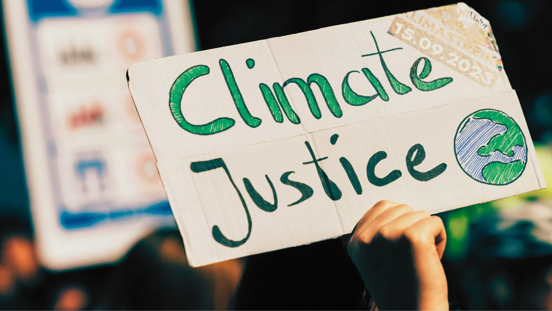 Karton z hasłem nawiązującym do walki ze zmianami klimatu.