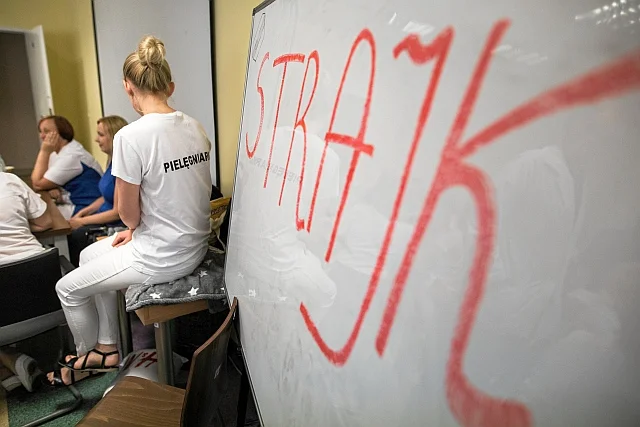 W poniedziałek protest rozpoczynają służby mundurowe, we wrześniu dołączą do nich nauczyciele. Rząd ma problem