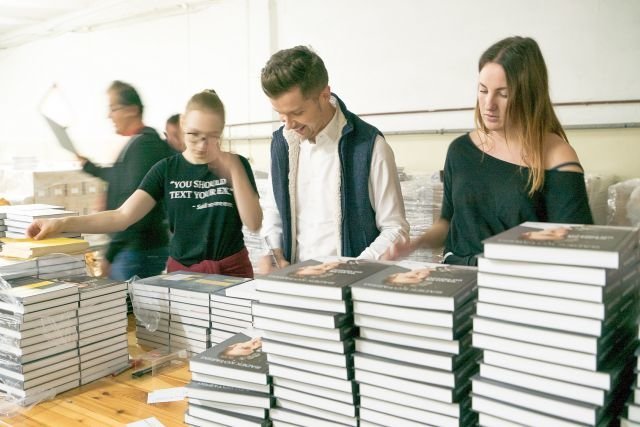 Radek Kotarski, youtuber znany z Polimatów, pokazał, że na wydawnictwie można zarabiać.