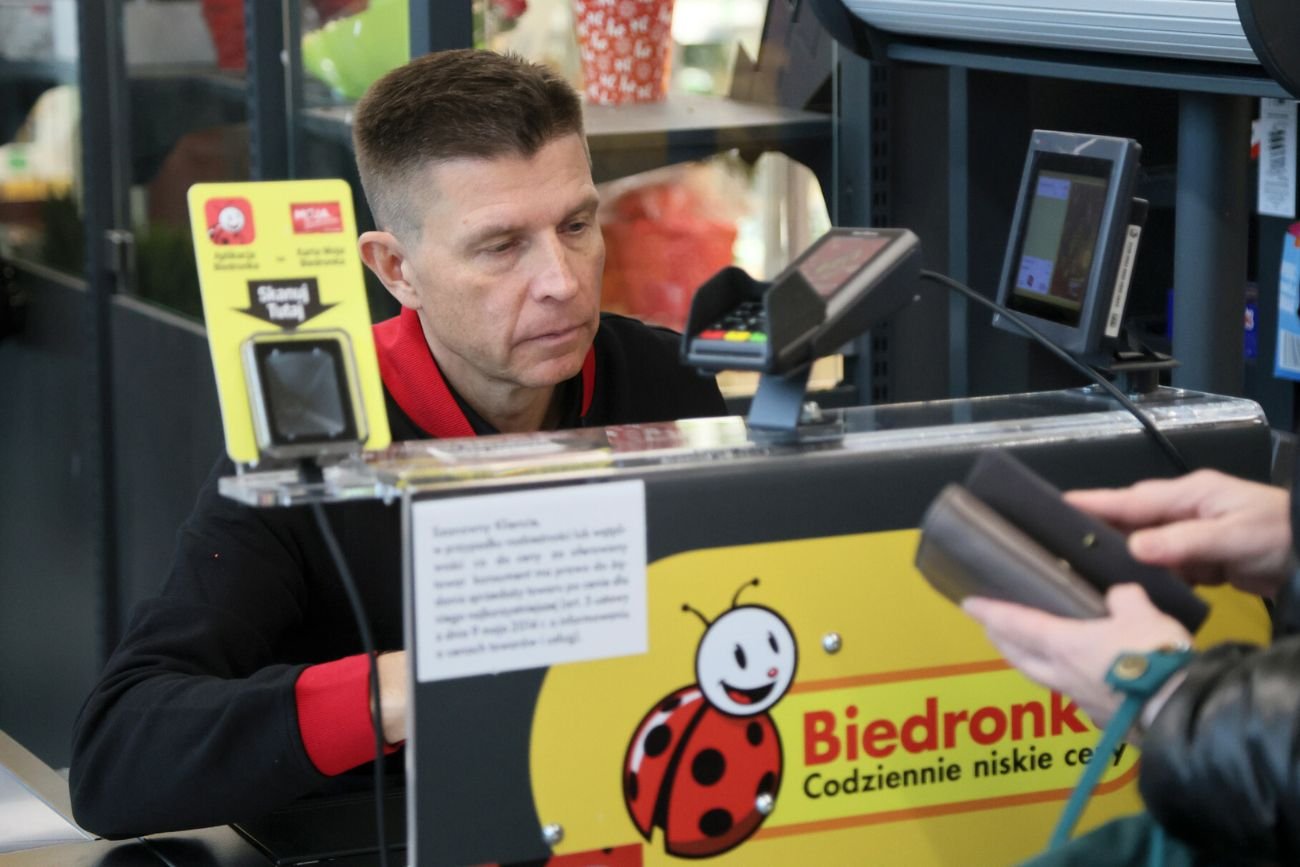 Ryszard Petru na kasie w Biedronce w trakcie Wigilii.