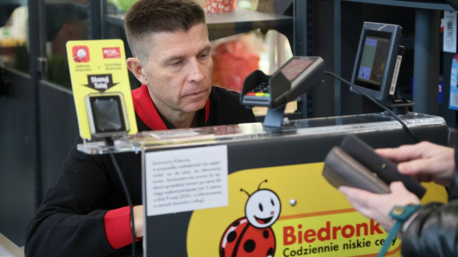 Ryszard Petru na kasie w Biedronce w trakcie Wigilii.