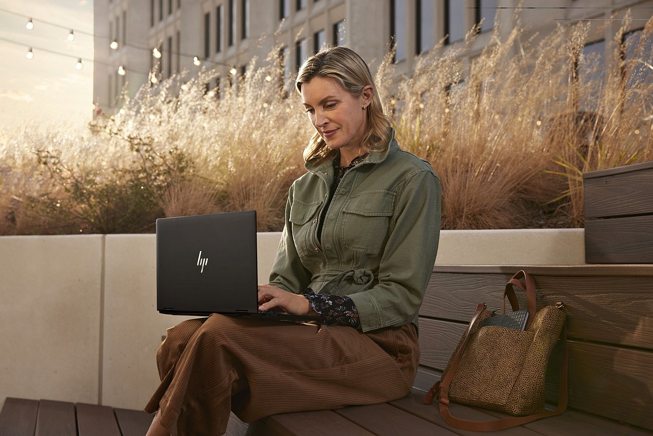 Na przykładzie biznesowego modelu HP Elite Dragonfly Max udowadniamy, dlaczego przemyślany laptop jawi się jako najlepsze narzędzie do pracy hybrydowej w czasach jej wielkiego rozkwitu