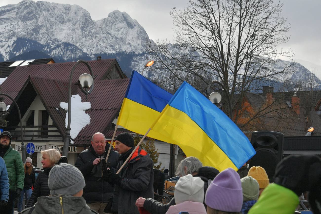 Mężczyźni trzymający dwie flagi Ukrainy