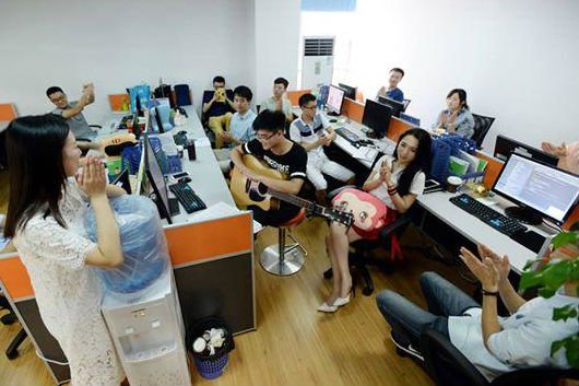 Nie uwierzysz, jak ta firma motywuje swoich pracowników. Wynajmują czirliderki, żeby umilały im czas