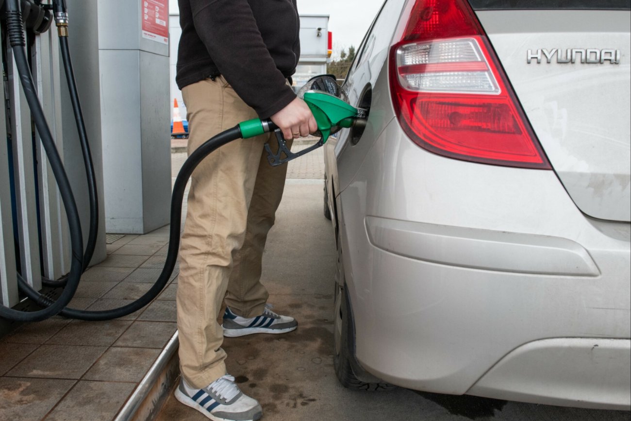 Tankowanie na stacji benzynowej.