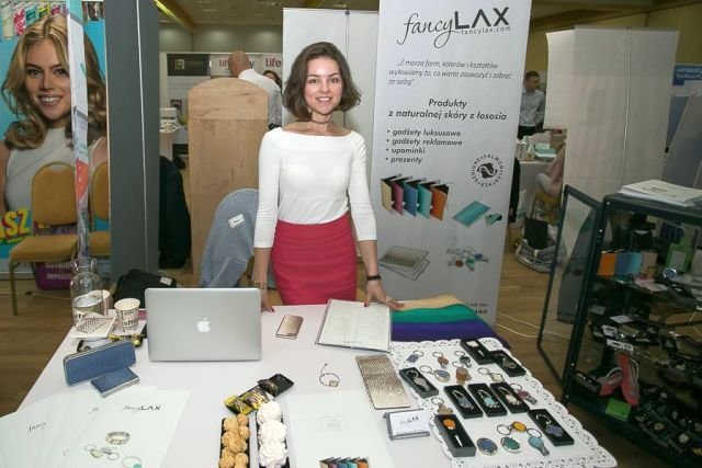 Agnieszka Bolesławska-Wenta z rybich skór produkuje breloki, etui na telefon, wizytowniki i inne gadżety