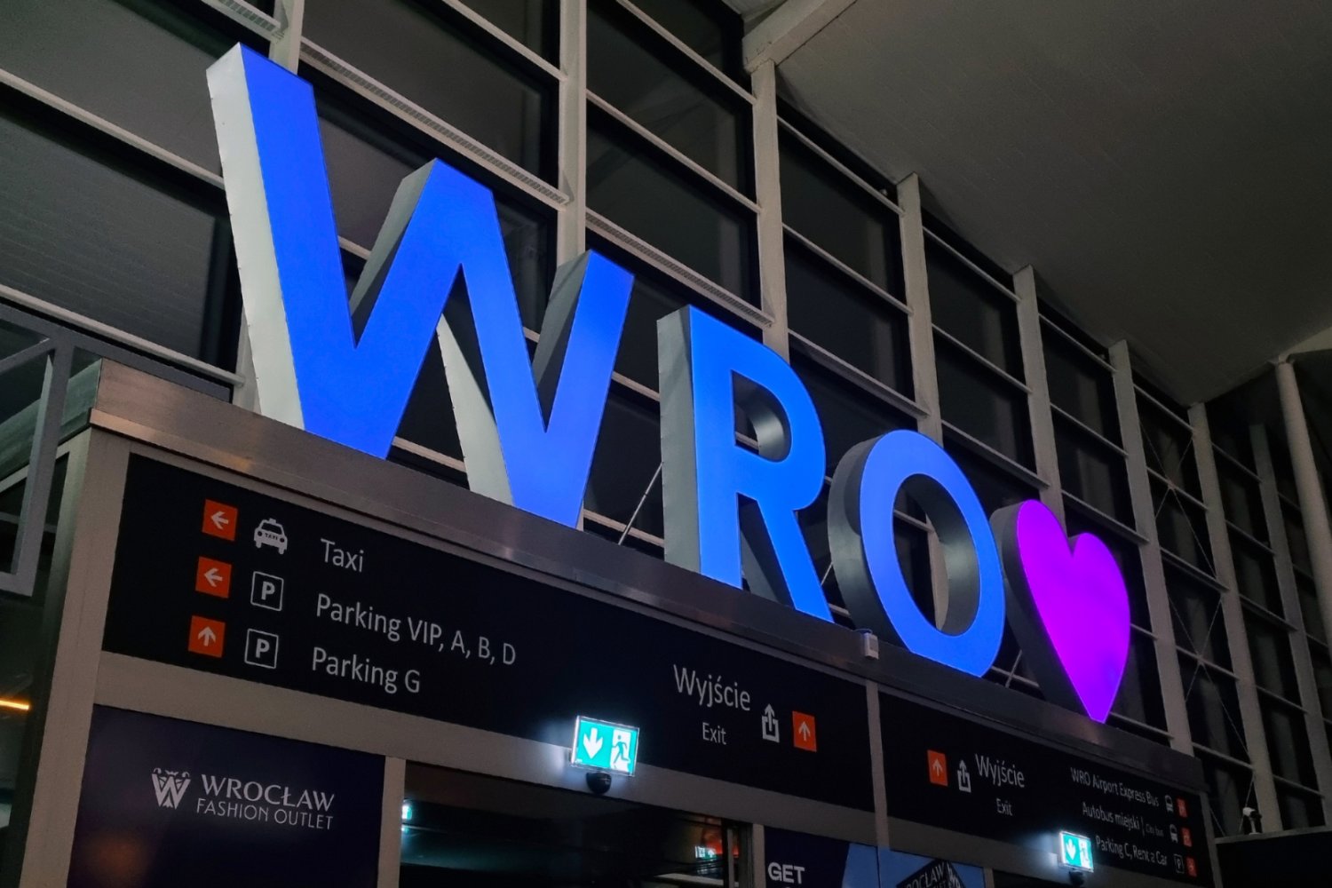 Lotnisko we Wrocławiu. Napis