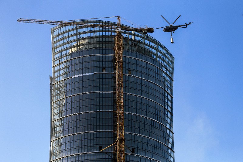 Montaż systemu klimatyzacji za pomocą helikoptera na dachu Warsaw Spire.