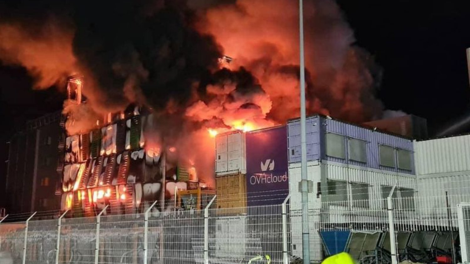 Strażacy walczyli z żywiołem przez całą noc.