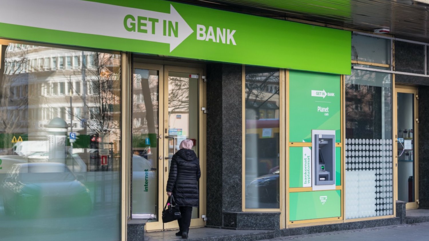 Klientka stojąca przed Getin Bankiem