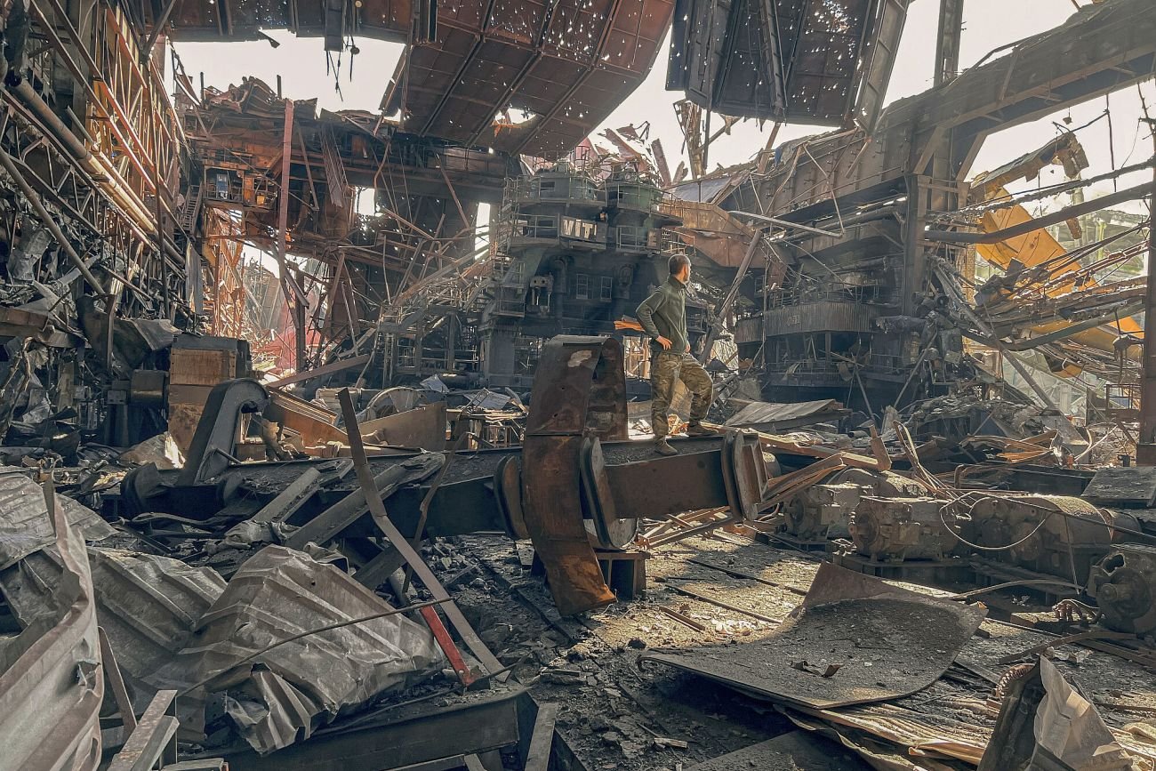 Zniszczone wnętrze huty Azowstal