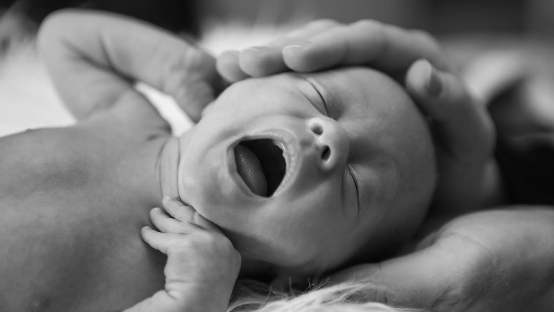 Płaczące niemowlę leżące na plecach. Szpital zamienił dzieci tuż po urodzeniu – pomyłka wyszła na jaw po 35 latach dzięki badaniom DNA.