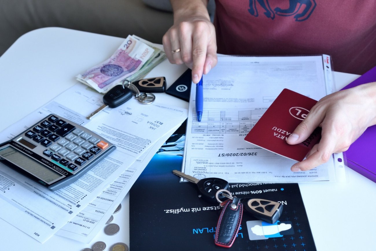 Dokumenty, pieniądze, kluczyki do samochodu