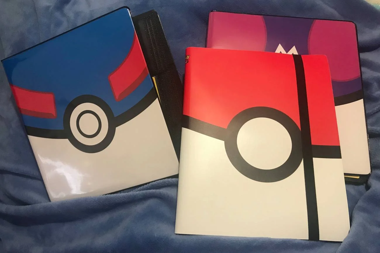 Klasery z kolekcją kart Pokemon