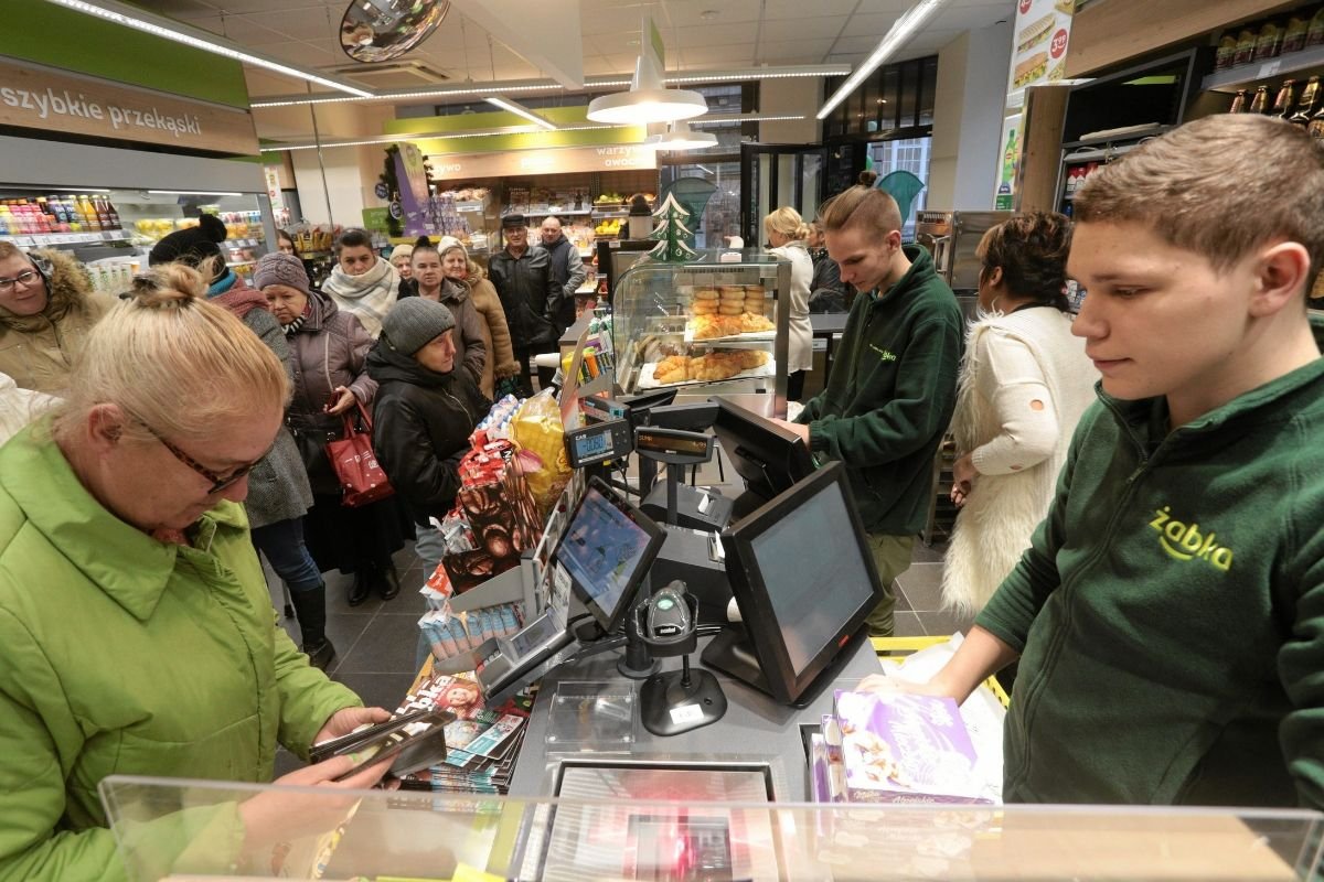Europejskie sklepy stracą 4 mln zł dziennie z powodu zbyt dużych kolejek.
