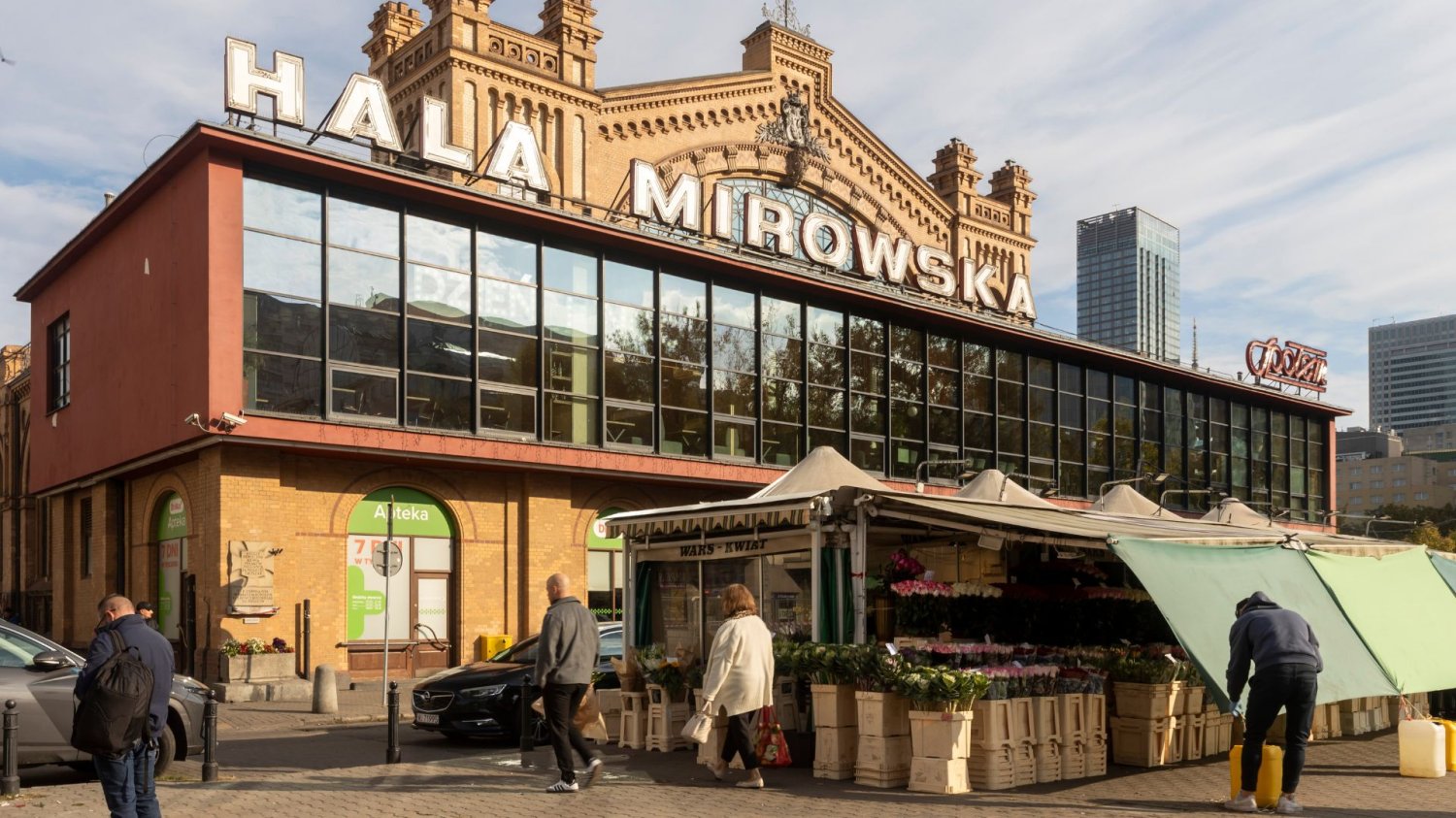 Wielkie zmiany w Warszawie. Symbol handlu trafi pod młotki. Pawilony przed Halą Mirowską znikają. Wielkie zmiany w Warszawie.