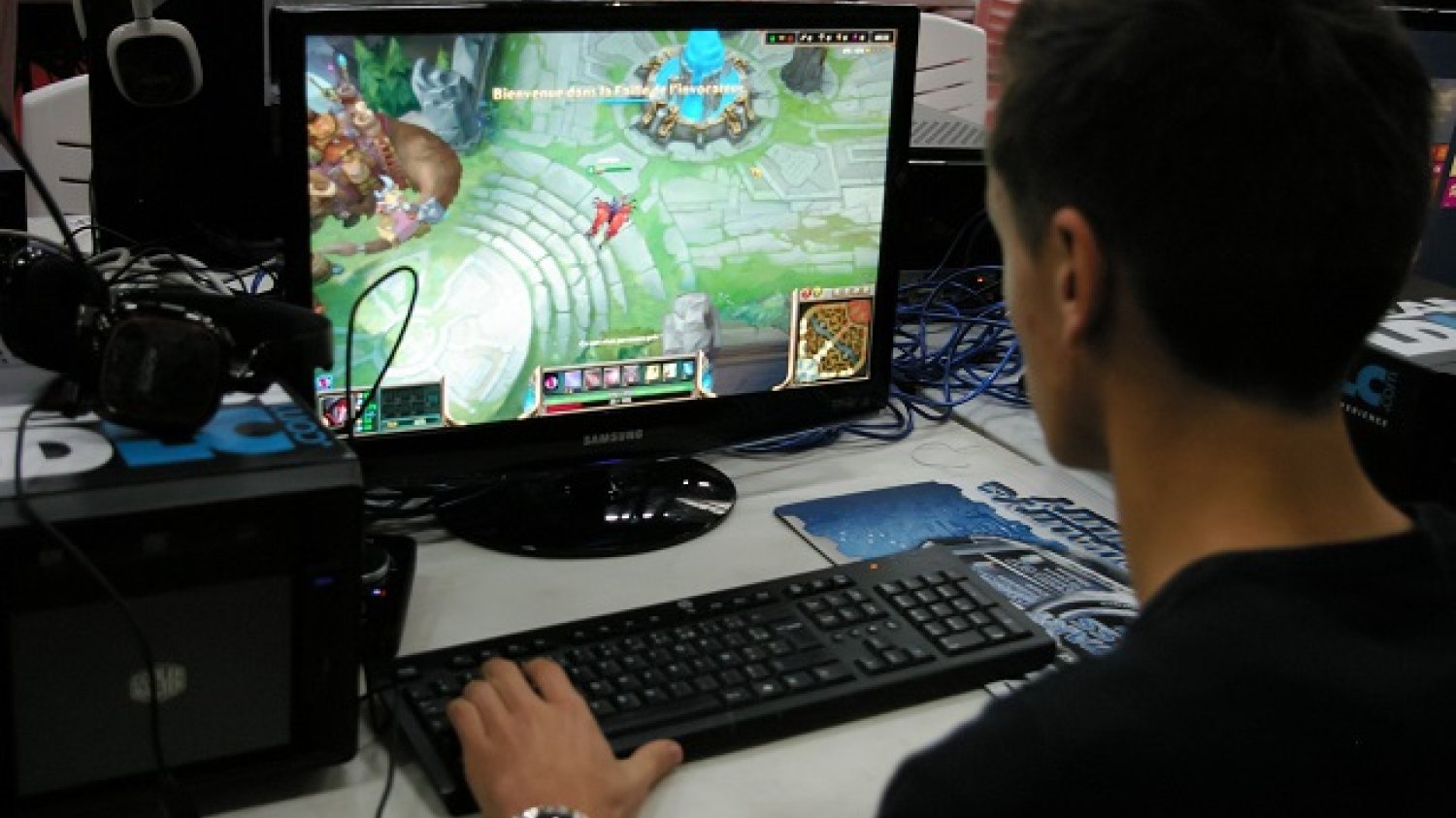 W 2015 roku użytkownicy serwisu Twitch spędzili łącznie 241 miliardów minut na oglądaniu transmisji na żywo.
