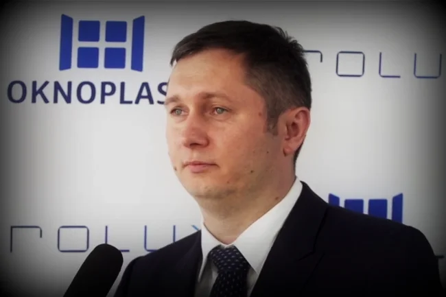 Mikołaj Placek, prezes Oknoplastu. Firma posiada 2400 salonów na terenie 10 różnych krajów, a od początku istnienia wyprodukowano w niej około 4 miliony okien