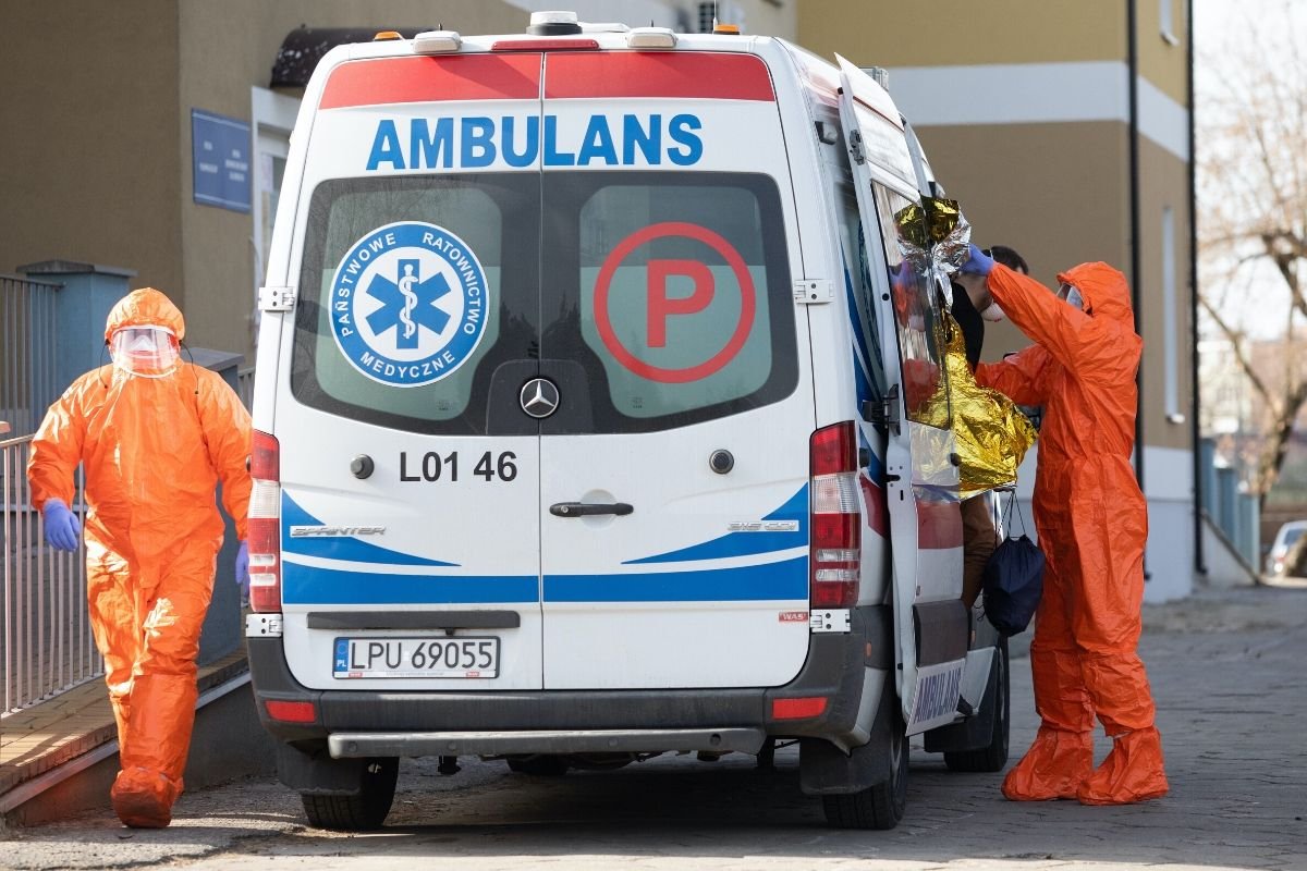 Wolontariusze Citi zadbali o ciepły posiłek dla ratowników medycznych w Warszawie i Olsztynie.