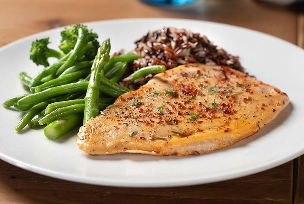 Do wyprodukowania tej pysznie wyglądającej piersi z kurczaka nie trzeba było zabijać kurczaka. Mięso powstało w fabryce