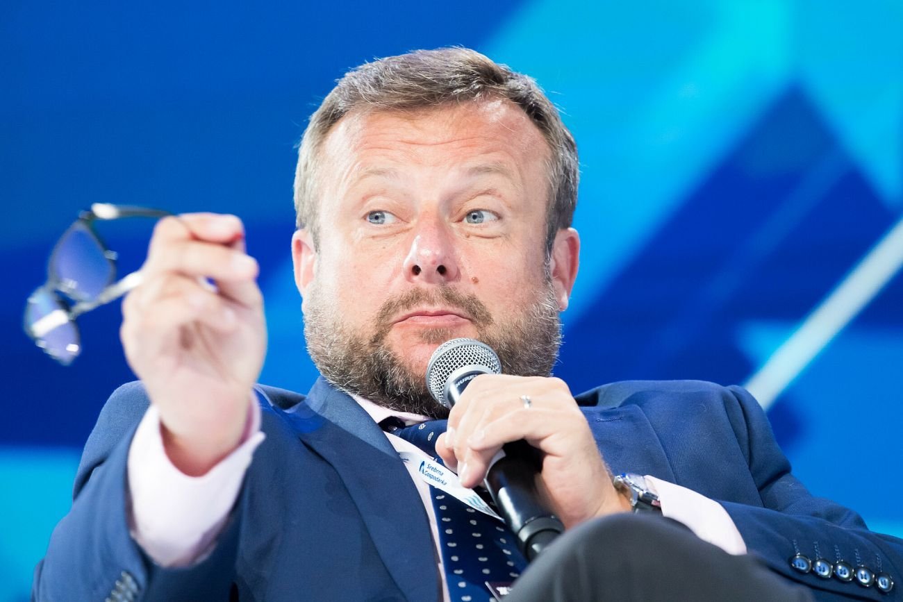 Adrian Klarenbach za prowadzenie programów w TVP Info dostawał 35 tys. zł miesięcznie. To samo robił na antenie Polskiego Radia za średnio ponad 19 tysięcy złotych miesięcznie