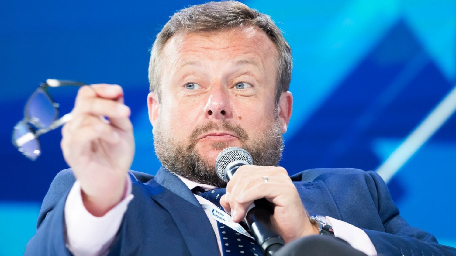Adrian Klarenbach za prowadzenie programów w TVP Info dostawał 35 tys. zł miesięcznie. To samo robił na antenie Polskiego Radia za średnio ponad 19 tysięcy złotych miesięcznie