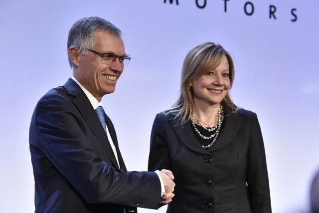 Mary Barra (GM) i Carlos Tavares (PSA) po podpisaniu umowy potwierdzającej przejęcie marki Opel przez Grupę PSA.
