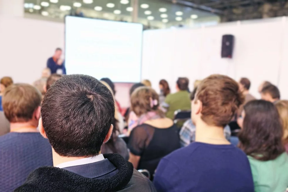 "Zetki" są samodzielne w zdobywaniu informacji i researchu, jednak w finalnym zaproponowaniu rozwiązania czy strategii często trzeba prowadzić je za rękę.