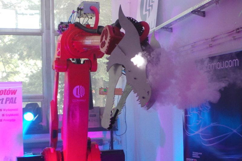 Noc Robotów w Warszawskim PIAP. Na zdjęciu robot przemysłowy w wydaniu PR-owym firmy COMAU, produkującej automatyke m.in. dla Fiat Polska.