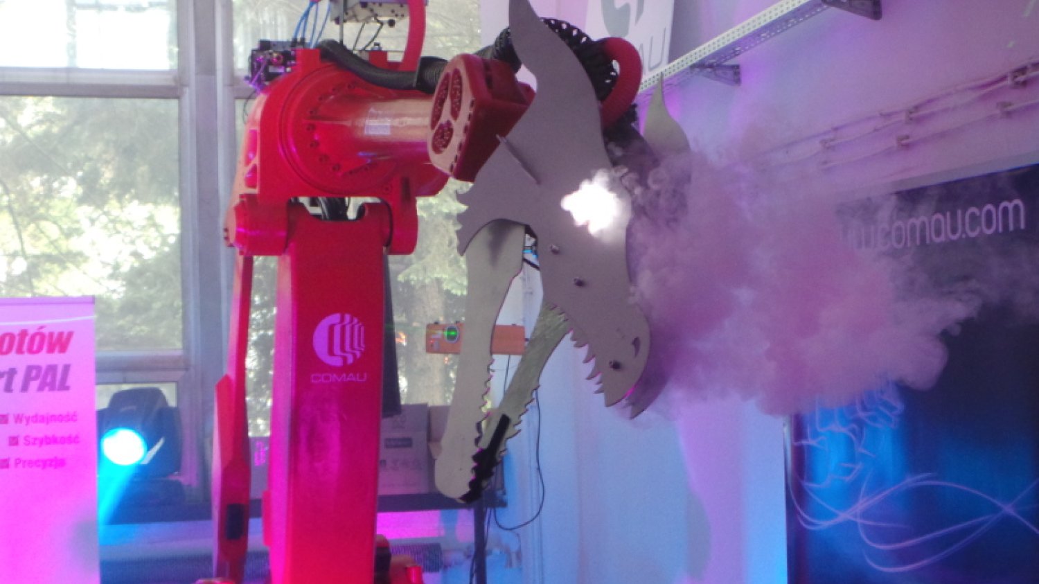 Noc Robotów w Warszawskim PIAP. Na zdjęciu robot przemysłowy w wydaniu PR-owym firmy COMAU, produkującej automatyke m.in. dla  Fiat Polska.