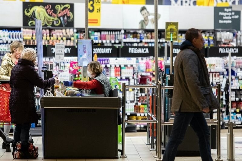 Zakaz handlu w niedziele sprawił, że coraz popularniejsze jest robienie zakupów w dni powszednie.