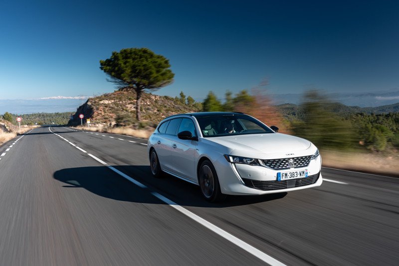 Peugeot 508 SW łączy przestronność kombi ze sportowym charakterem coupe. Kierowcy docenią futurystyczny kokpit i-COCKPIT oraz szereg technologii pokładowych i systemów wspomagania jazdy m.in. Night Vision i Pack Drive Assist Plus
