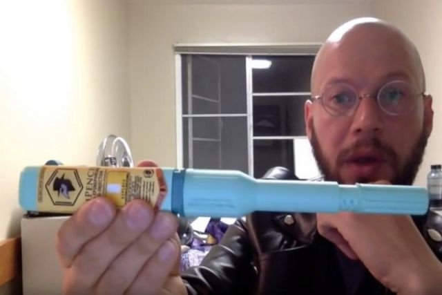 Michael Laufer ze swoim wynalazkiem. Ta strzykawka z epinefryną kosztuje 30 dolarów. Oryginalna jest 10 razy droższa